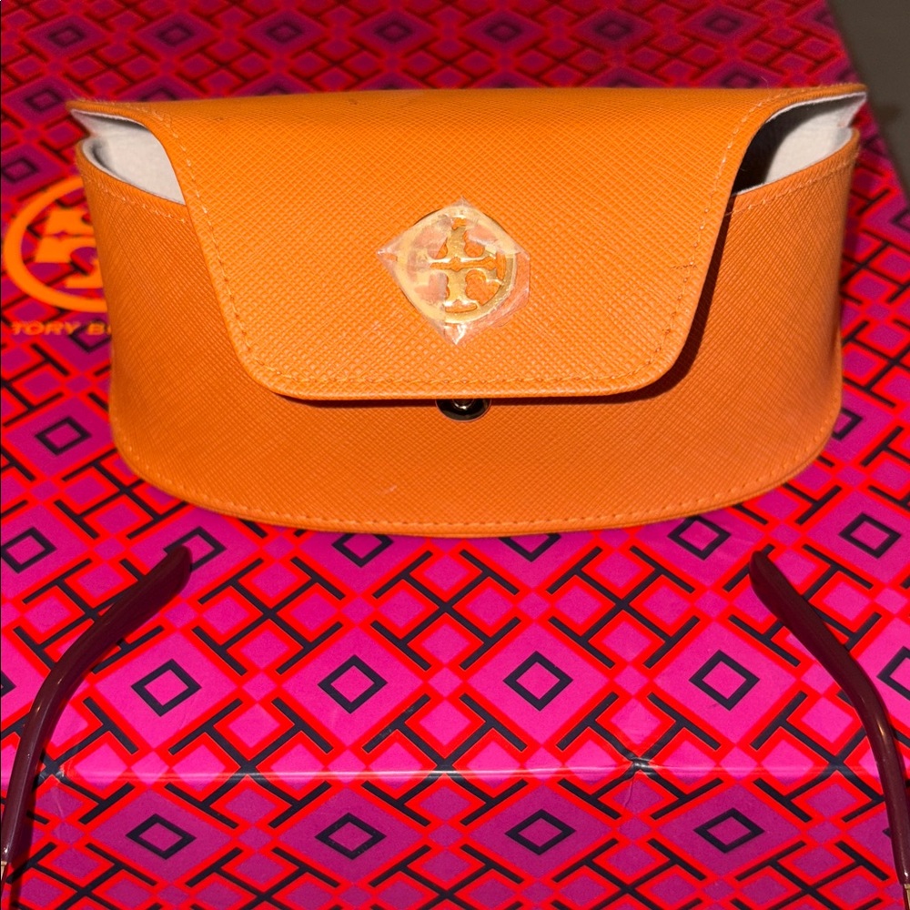 Beautiful Tory Burch Oversized Sunnies w/
metal and stunning purple accents 🩷 - Picture 15 of 16